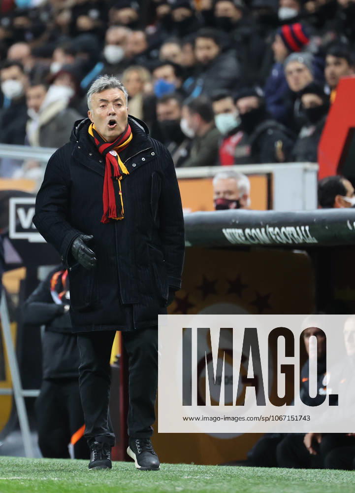Galatasaray v Kasimpasa - Turkish Super Lig ISTANBUL, TURKIYE - JANUARY 20: Galatasaray head coach Domenec Torrent gestures during Turkish Super Lig week 22 soccer match between Galatasaray and Kasimpasa in Istanbul, Turkiye on January 20, 2022. Istanbul Turkey. Editorial use only. Please get in touch for any other usage.