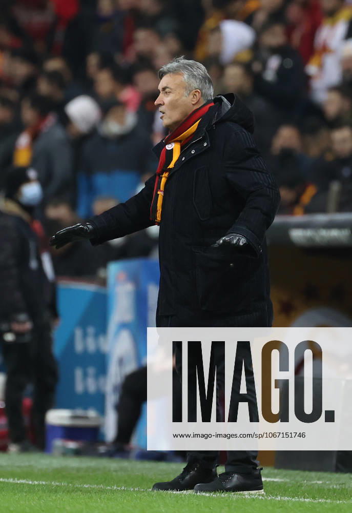 Galatasaray v Kasimpasa - Turkish Super Lig ISTANBUL, TURKIYE - JANUARY 20: Galatasaray head coach Domenec Torrent gestures during Turkish Super Lig week 22 soccer match between Galatasaray and Kasimpasa in Istanbul, Turkiye on January 20, 2022. Istanbul Turkey. Editorial use only. Please get in touch for any other usage.