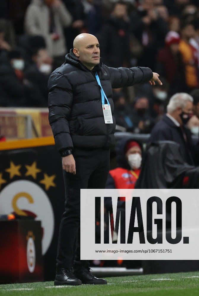 Galatasaray v Kasimpasa - Turkish Super Lig ISTANBUL, TURKIYE - JANUARY 20: Kasimpasa head coach Sami Ugurlu gestures during Turkish Super Lig week 22 soccer match between Galatasaray and Kasimpasa in Istanbul, Turkiye on January 20, 2022. Istanbul Turkey. Editorial use only. Please get in touch for any other usage.