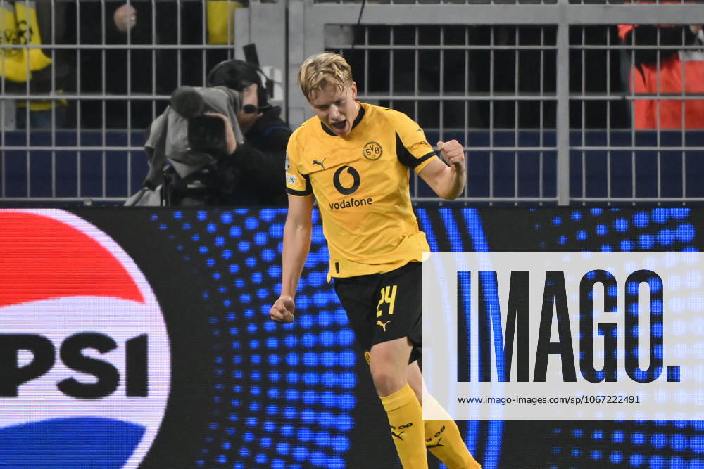 Jubel 1:0 Daniel Svensson (Borussia Dortmund) 01.10.2025, Fussball Champions League 2025 2026, 2. Spieltag, Borussia Dortmund - Athletic Bilbao UEFA regulations prohibit any use of photographs as image sequences and or quasi-video Dortmund Signal Iduna Park Nordrhein Westfalen Deutschland