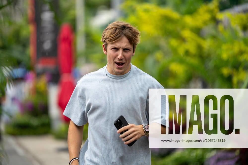 Formula 1 Singapore Airlines Singapore Grand Prix - Arrivals Liam Lawson (Nzl) of Racing Bulls (Visa Cash App) 30 entering the paddock under the rain on Thursday (Media Day) during Formula 1 Singapore Airlines Singapore Grand Prix 2025 at the Marina Bay Street Circuit Singapore on October 2, 2025. Photo by Antoine Lapeyre ABACAPRESS.COM Singapore Singapore