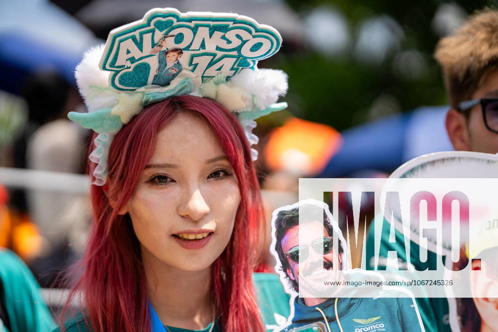 Formula 1 Singapore Airlines Singapore Grand Prix - Arrivals Aston Martin Fan with a creative outfit on Thursday (Media Day) during Formula 1 Singapore Airlines Singapore Grand Prix 2025 at the Marina Bay Street Circuit Singapore on October 2, 2025. Photo by Antoine Lapeyre ABACAPRESS.COM Singapore Singapore