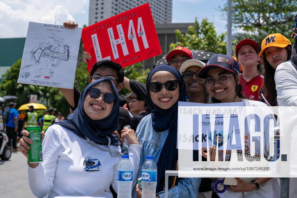 Formula 1 Singapore Airlines Singapore Grand Prix - Arrivals Fans showing their signs on Thursday (Media Day) during Formula 1 Singapore Airlines Singapore Grand Prix 2025 at the Marina Bay Street Circuit Singapore on October 2, 2025. Photo by Antoine Lapeyre ABACAPRESS.COM Singapore Singapore