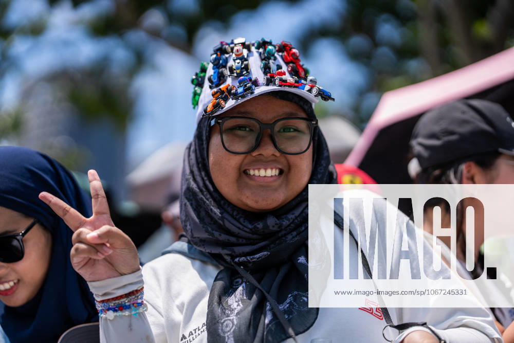 Formula 1 Singapore Airlines Singapore Grand Prix - Arrivals Fans with artwork on her cap done with Lego cars on Thursday (Media Day) during Formula 1 Singapore Airlines Singapore Grand Prix 2025 at the Marina Bay Street Circuit Singapore on October 2, 2025. Photo by Antoine Lapeyre ABACAPRESS.COM Singapore Singapore