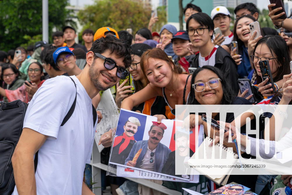 Formula 1 Singapore Airlines Singapore Grand Prix - Arrivals Esteban Ocon (Fra) of Haas F1 Team 31 smiling and interacting with the fans with a funny sign with French drivers and moustaches on Thursday (Media Day) during Formula 1 Singapore Airlines Singapore Grand Prix 2025 at the Marina Bay Street Circuit Singapore on October 2, 2025. Photo by Antoine Lapeyre ABACAPRESS.COM Singapore Singapore