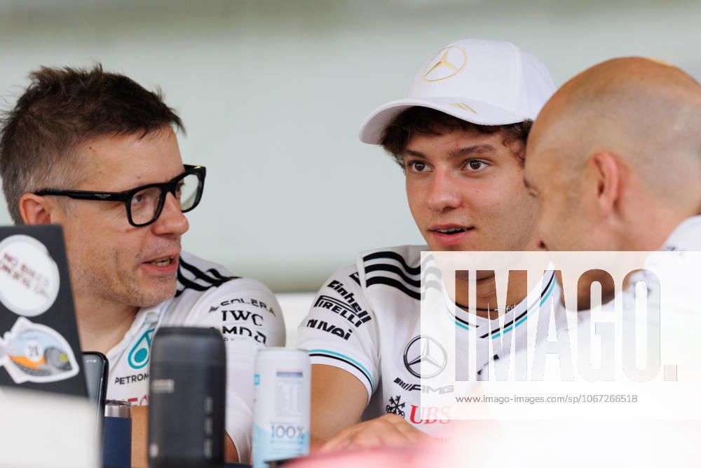 Andrea Kimi Antonelli of Italy and the Mercedes-AMG PETRONAS Formula One Team (C) looking over data with team engineer Peter Bonnington (L) in the paddock ahead of the F1 Grand Prix of Singapore at the Marina Bay Street Circuit. Singapore Singapore - ZUMAs197 20251002_aaa_s197_178