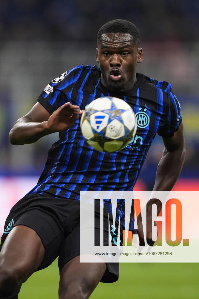 Inter Milan s Ange-Yoan Bonny during the Uefa Champions League soccer match, between Inter and Salvia Prague at the San Siro Stadium in Milan, Italy - League phase Matchday 2 - September 30, 2025. - Soccer