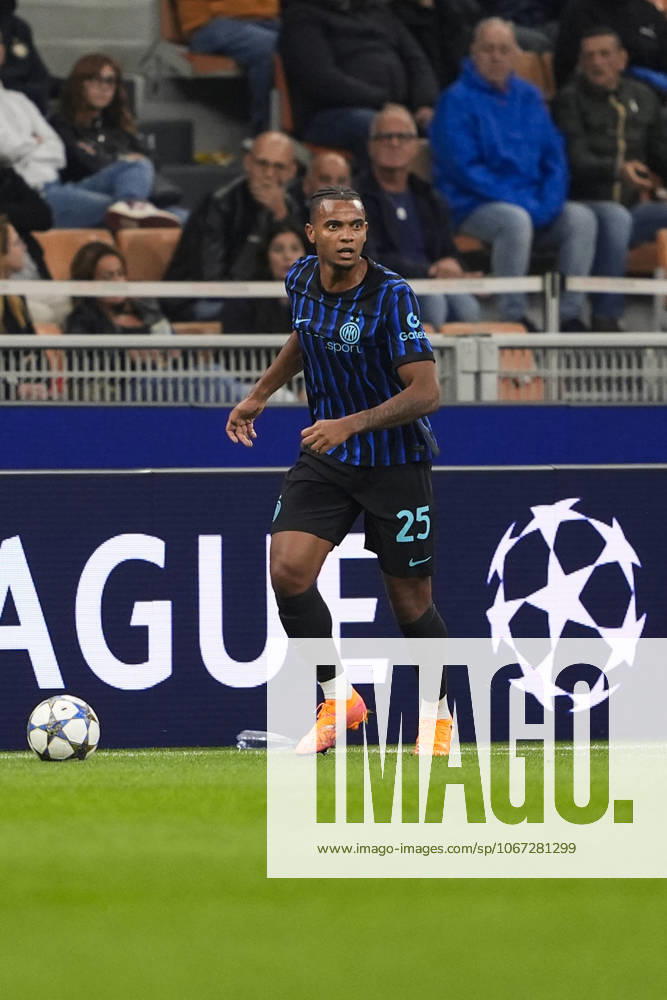 Inter Milan s Manuel Akanji during the Uefa Champions League soccer match, between Inter and Salvia Prague at the San Siro Stadium in Milan, Italy - League phase Matchday 2 - September 30, 2025. - Soccer