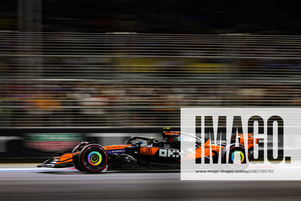 F1 - SINGAPORE GRAND PRIX 2025 04 NORRIS Lando (gbr), McLaren F1 Team MCL39, action during the 2025 Formula 1 Singapore Grand Prix, 18th round of the 2025 FIA Formula One World Championship, WM, Weltmeisterschaft from October 3 to 5, 2025 on the Marina Bay Street Circuit, in Singapore - SingaporeSingapore
