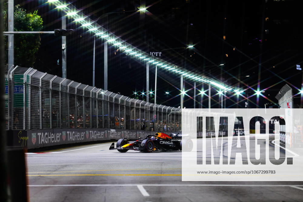F1 - SINGAPORE GRAND PRIX 2025 01 VERSTAPPEN Max (nld), Red Bull Racing RB21, action during the 2025 Formula 1 Singapore Grand Prix, 18th round of the 2025 FIA Formula One World Championship, WM, Weltmeisterschaft from October 3 to 5, 2025 on the Marina Bay Street Circuit, in Singapore - SingaporeSingapore