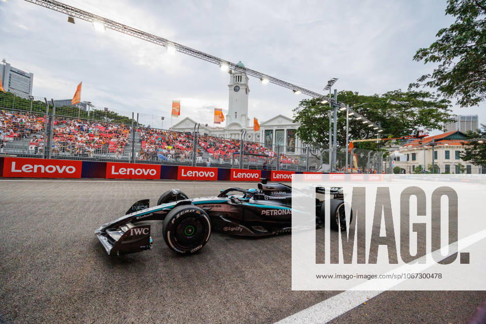 George Russell of Great Britain drives the (63) Mercedes-AMG PETRONAS Formula One Team W16 during practice session one ahead of the F1 Grand Prix of Singapore at the Marina Bay Street Circuit. Singapore Singapore - ZUMAs197 20251003_aaa_s197_112