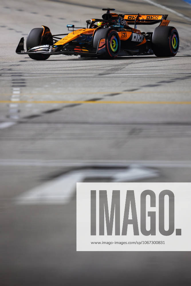 F1 - SINGAPORE GRAND PRIX 2025 81 PIASTRI Oscar (aus), McLaren F1 Team MCL39, action during the 2025 Formula 1 Singapore Grand Prix, 18th round of the 2025 FIA Formula One World Championship, WM, Weltmeisterschaft from October 3 to 5, 2025 on the Marina Bay Street Circuit, in Singapore - SingaporeSingapore