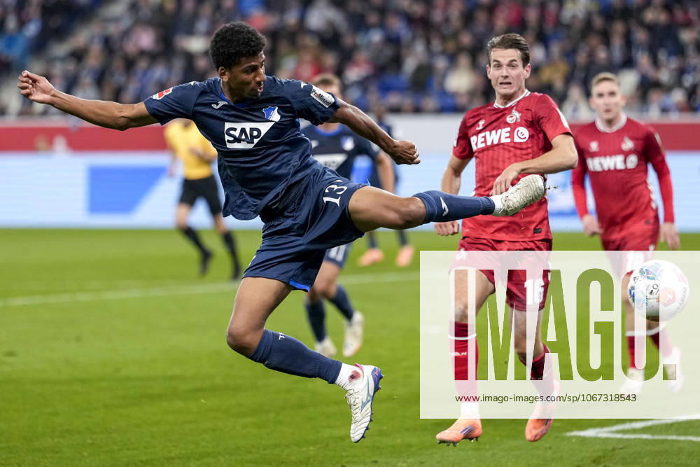 V.li.: Bernardo Fernandes da Silva Junior (Hoffenheim, 13), Jakub Kaminski (Köln, 16), Zweikampf, Spielszene, Duell, duel, tackle, tackling, Dynamik, Action, Aktion, im Strafraum, Strafraumszene, 03.10.2025, Sinsheim (Deutschland), Fussball, Bundesliga, TSG 1899 Hoffenheim - 1. FC Köln, DFB DFL REGULATIONS PROHIBIT ANY USE OF PHOTOGRAPHS AS IMAGE SEQUENCES AND OR QUASI-VIDEO.
