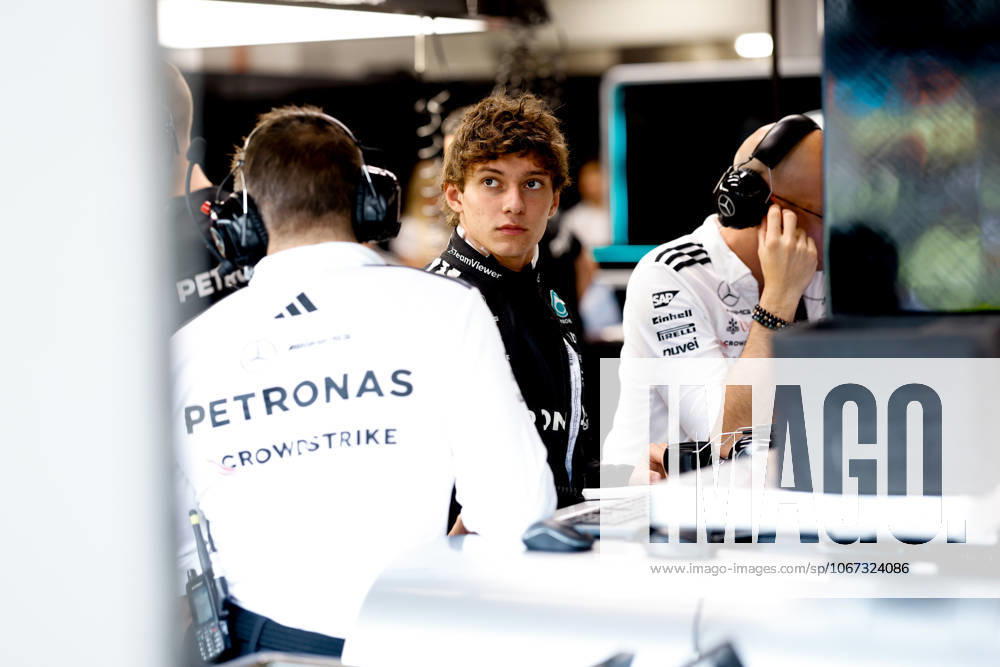 F1 - SINGAPORE GRAND PRIX 2025 KIMI ANTONELLI Andrea (ita), Mercedes AMG F1 Team W16, portrait during the 2025 Formula 1 Singapore Grand Prix, 18th round of the 2025 FIA Formula One World Championship, WM, Weltmeisterschaft from October 3 to 5, 2025 on the Marina Bay Street Circuit, in Singapore - SingaporeSingapore