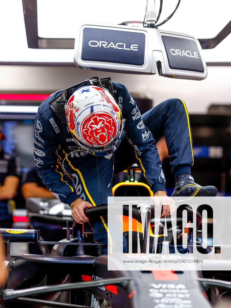F1 - SINGAPORE GRAND PRIX 2025 VERSTAPPEN Max (ned), Red Bull Racing RB21, portrait during the 2025 Formula 1 Singapore Grand Prix, 18th round of the 2025 FIA Formula One World Championship, WM, Weltmeisterschaft from October 3 to 5, 2025 on the Marina Bay Street Circuit, in Singapore - SingaporeSingapore