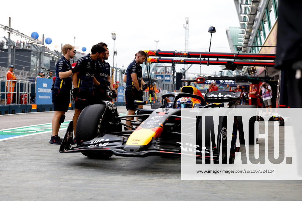 F1 - SINGAPORE GRAND PRIX 2025 01 VERSTAPPEN Max (nld), Red Bull Racing RB21, action during the 2025 Formula 1 Singapore Grand Prix, 18th round of the 2025 FIA Formula One World Championship, WM, Weltmeisterschaft from October 3 to 5, 2025 on the Marina Bay Street Circuit, in Singapore - SingaporeSingapore