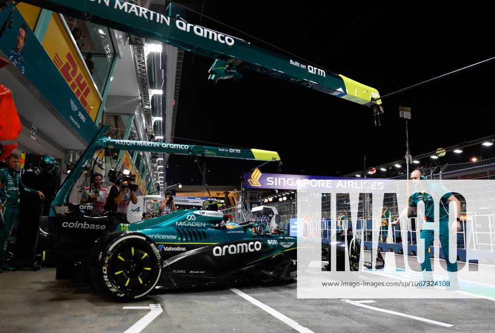 F1 - SINGAPORE GRAND PRIX 2025 14 ALONSO Fernando (spa), Aston Martin F1 Team AMR24, action during the 2025 Formula 1 Singapore Grand Prix, 18th round of the 2025 FIA Formula One World Championship, WM, Weltmeisterschaft from October 3 to 5, 2025 on the Marina Bay Street Circuit, in Singapore - SingaporeSingapore