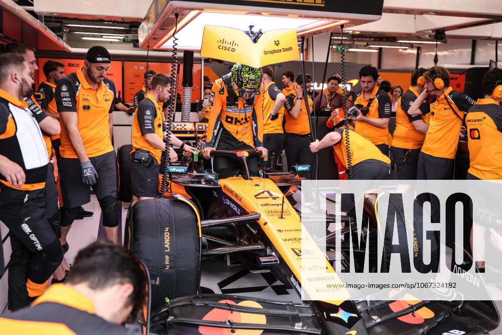 F1 - SINGAPORE GRAND PRIX 2025 NORRIS Lando (gbr), McLaren F1 Team MCL39, portrait during the 2025 Formula 1 Singapore Grand Prix, 18th round of the 2025 FIA Formula One World Championship, WM, Weltmeisterschaft from October 3 to 5, 2025 on the Marina Bay Street Circuit, in Singapore - SingaporeSingapore