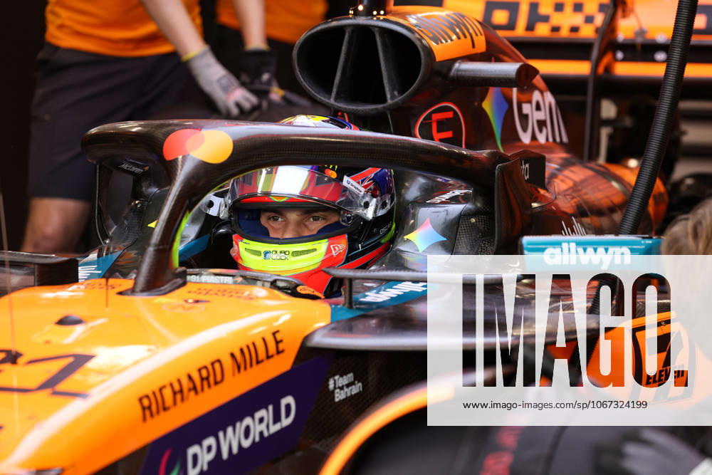 F1 - SINGAPORE GRAND PRIX 2025 PIASTRI Oscar (aus), McLaren F1 Team MCL39, portrait during the 2025 Formula 1 Singapore Grand Prix, 18th round of the 2025 FIA Formula One World Championship, WM, Weltmeisterschaft from October 3 to 5, 2025 on the Marina Bay Street Circuit, in Singapore - SingaporeSingapore