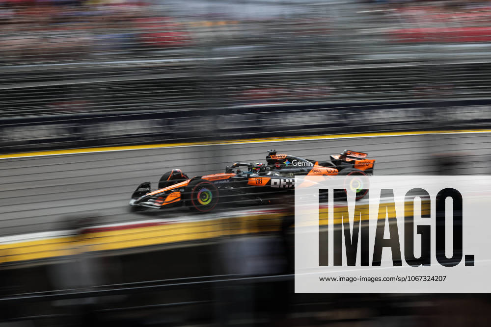 F1 - SINGAPORE GRAND PRIX 2025 81 PIASTRI Oscar (aus), McLaren F1 Team MCL39, action during the 2025 Formula 1 Singapore Grand Prix, 18th round of the 2025 FIA Formula One World Championship, WM, Weltmeisterschaft from October 3 to 5, 2025 on the Marina Bay Street Circuit, in Singapore - SingaporeSingapore