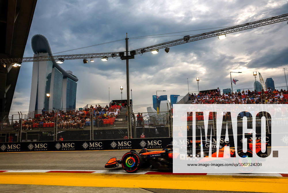 F1 - SINGAPORE GRAND PRIX 2025 81 PIASTRI Oscar (aus), McLaren F1 Team MCL39, action during the 2025 Formula 1 Singapore Grand Prix, 18th round of the 2025 FIA Formula One World Championship, WM, Weltmeisterschaft from October 3 to 5, 2025 on the Marina Bay Street Circuit, in Singapore - SingaporeSingapore