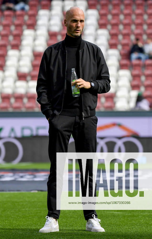 Fussball 1.Bundesliga, FC Augsburg - VfL Wolfsburg v.l. Cheftrainer Paul Simonis (VfL Wolfsburg) Augsburg