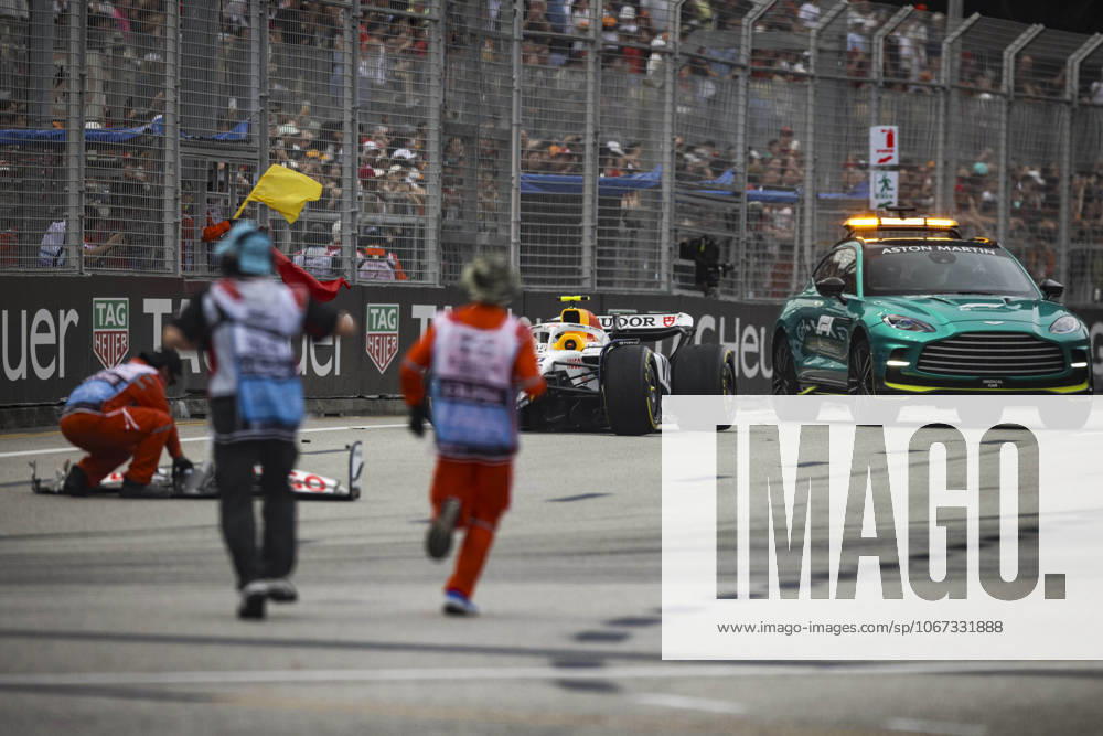 F1 - SINGAPORE GRAND PRIX 2025 30 LAWSON Liam (nzl), Visa Cash App RB F1 Team VCARB02, action crash, accident, marshall, commissaire de piste, marshal, marshalls, marshals during the 2025 Formula 1 Singapore Grand Prix, 18th round of the 2025 FIA Formula One World Championship, WM, Weltmeisterschaft from October 3 to 5, 2025 on the Marina Bay Street Circuit, in Singapore - SingaporeSingapore