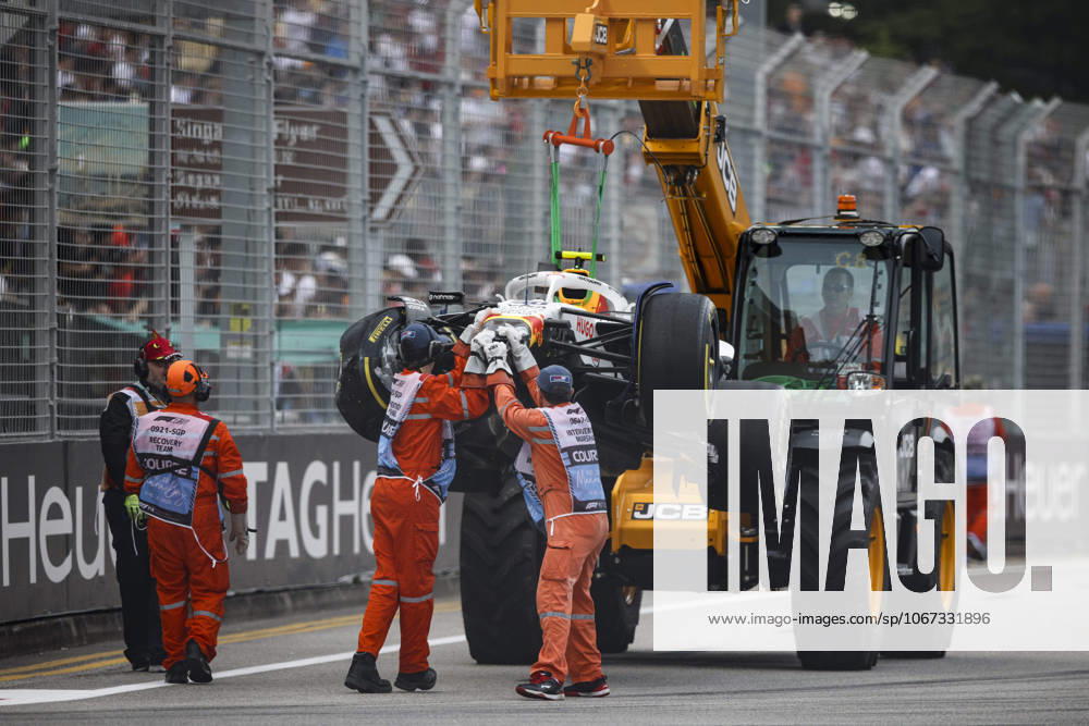 F1 - SINGAPORE GRAND PRIX 2025 30 LAWSON Liam (nzl), Visa Cash App RB F1 Team VCARB02, action crash, accident, marshall, commissaire de piste, marshal, marshalls, marshals during the 2025 Formula 1 Singapore Grand Prix, 18th round of the 2025 FIA Formula One World Championship, WM, Weltmeisterschaft from October 3 to 5, 2025 on the Marina Bay Street Circuit, in Singapore - SingaporeSingapore