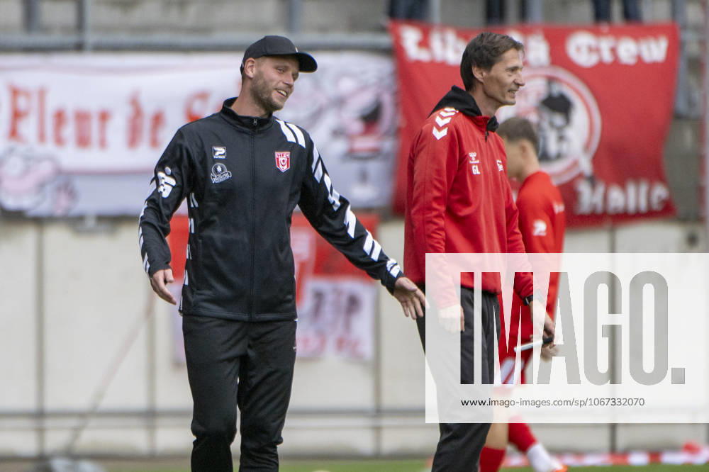 Regionalliga Nordost -Saison 25 26 Hallescher FC vs. ZFC Meuselwitz Halle, Deutschland 04.Oktober 2025: Im Bild:v.li.Trainer Robert Schröder Schroeder (Halle) und Trainer Georg-Martin Leopold (Meuselwitz) Halle Saale Leuna Chemie Stadion Sachsen-Anhalt Deutschland