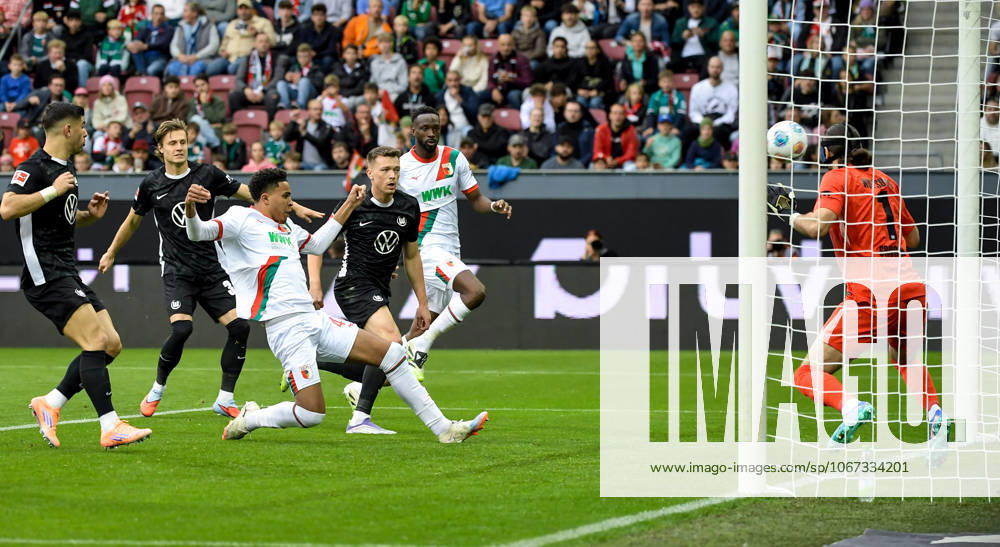Fussball 1.Bundesliga, FC Augsburg - VfL Wolfsburg v.l. Noahkai Banks (FC Augsburg) Goal scored, erziehlt das Tor zum 1:0 Augsburg
