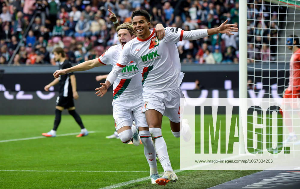 Fussball 1.Bundesliga, FC Augsburg - VfL Wolfsburg v.l. Noahkai Banks (FC Augsburg) Jubel, Torjubel, celebrate the goal, jubelt ueber das Tor zum 1:0 Augsburg