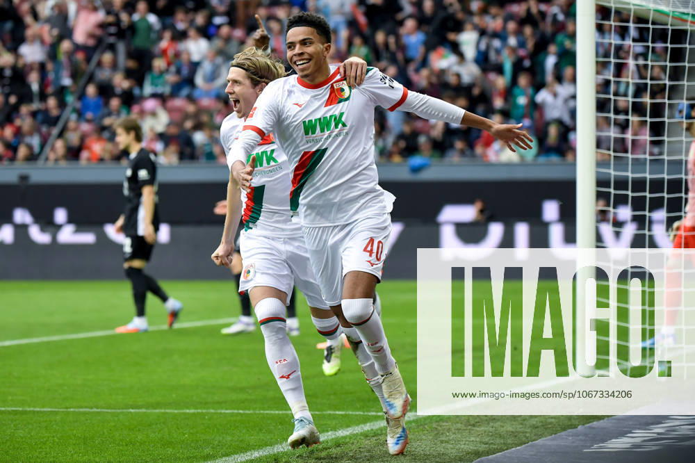 Fussball 1.Bundesliga, FC Augsburg - VfL Wolfsburg v.l. Noahkai Banks (FC Augsburg) Jubel, Torjubel, celebrate the goal, jubelt ueber das Tor zum 1:0 Augsburg