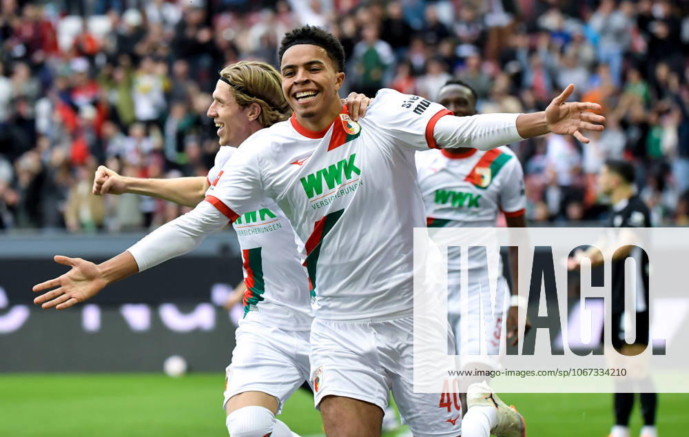 Fussball 1.Bundesliga, FC Augsburg - VfL Wolfsburg v.l. Noahkai Banks (FC Augsburg) Jubel, Torjubel, celebrate the goal, jubelt ueber das Tor zum 1:0 Augsburg