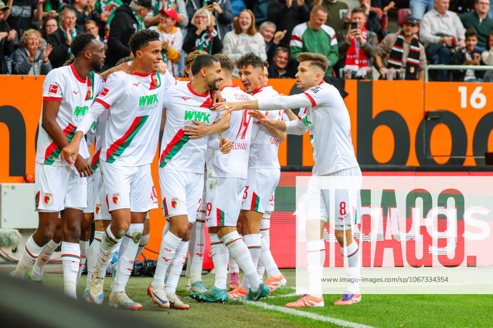 Team (FC Augsburg) Tor zum 1 : 0 beim Spiel zwischen FC Augsburg v VfL Wolfsburg, Fußball, Herren, Bundesliga, 2025 2026, 6.Spieltag am 04.10.2025 in Augsburg, WWK-Arena. DFL and DFB regulations prohibit any use of photographs as image sequences and or quasi-video. Bayern Deutschland