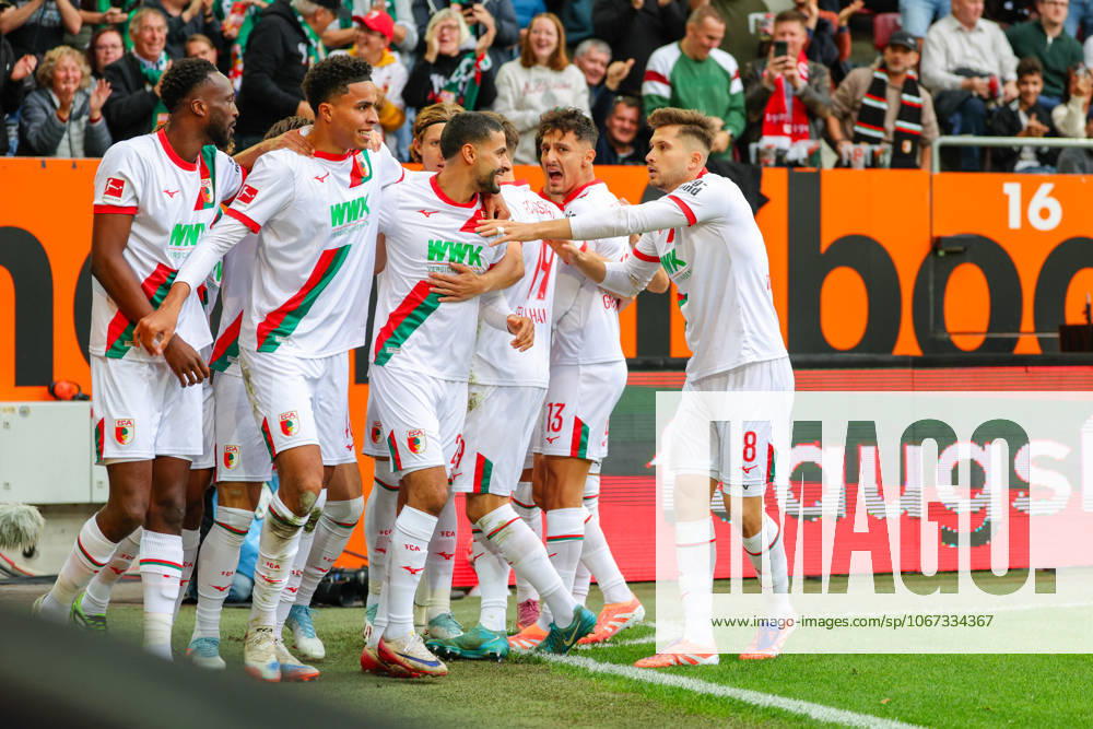 Team (FC Augsburg) Tor zum 1 : 0 beim Spiel zwischen FC Augsburg v VfL Wolfsburg, Fußball, Herren, Bundesliga, 2025 2026, 6.Spieltag am 04.10.2025 in Augsburg, WWK-Arena. DFL and DFB regulations prohibit any use of photographs as image sequences and or quasi-video. Bayern Deutschland
