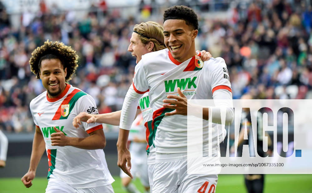 Fussball 1.Bundesliga, FC Augsburg - VfL Wolfsburg v.l. Noahkai Banks (FC Augsburg) Jubel, Torjubel, celebrate the goal, jubelt ueber das Tor zum 1:0 Augsburg