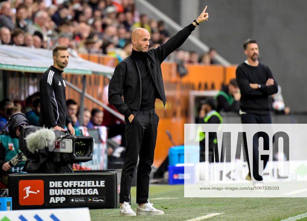 Fussball 1.Bundesliga, FC Augsburg - VfL Wolfsburg v.l. Cheftrainer Paul Simonis (VfL Wolfsburg) gibt Anweisungen, gestikuliert mit den Armen, gesticulate, gives instructions Augsburg