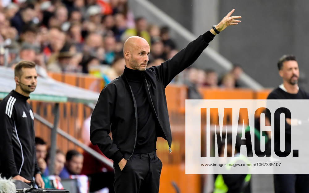 Fussball 1.Bundesliga, FC Augsburg - VfL Wolfsburg v.l. Cheftrainer Paul Simonis (VfL Wolfsburg) gibt Anweisungen, gestikuliert mit den Armen, gesticulate, gives instructions Augsburg
