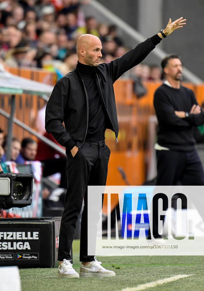 Fussball 1.Bundesliga, FC Augsburg - VfL Wolfsburg v.l. Cheftrainer Paul Simonis (VfL Wolfsburg) gibt Anweisungen, gestikuliert mit den Armen, gesticulate, gives instructions Augsburg