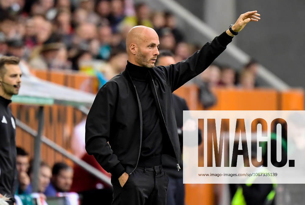 Fussball 1.Bundesliga, FC Augsburg - VfL Wolfsburg v.l. Cheftrainer Paul Simonis (VfL Wolfsburg) gibt Anweisungen, gestikuliert mit den Armen, gesticulate, gives instructions Augsburg