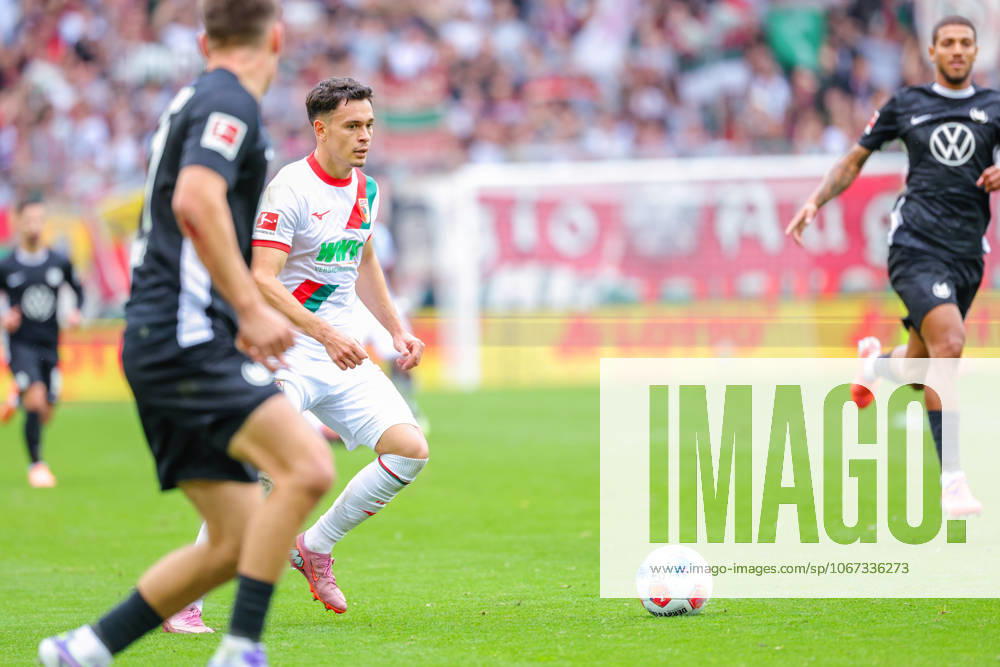 Fabian Rieder (32, FC Augsburg) beim Spiel zwischen FC Augsburg v VfL Wolfsburg, Fußball, Herren, Bundesliga, 2025 2026, 6.Spieltag am 04.10.2025 in Augsburg, WWK-Arena. DFL and DFB regulations prohibit any use of photographs as image sequences and or quasi-video. Bayern Deutschland