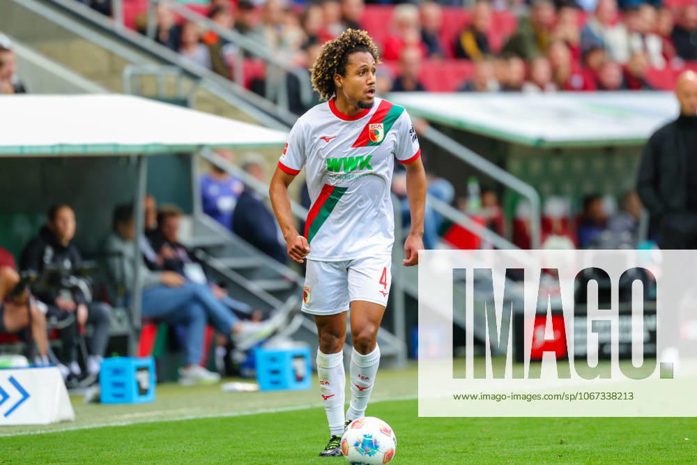 Han-Noah Massengo (4, FC Augsburg) beim Spiel zwischen FC Augsburg v VfL Wolfsburg, Fußball, Herren, Bundesliga, 2025 2026, 6.Spieltag am 04.10.2025 in Augsburg, WWK-Arena. DFL and DFB regulations prohibit any use of photographs as image sequences and or quasi-video. Bayern Deutschland