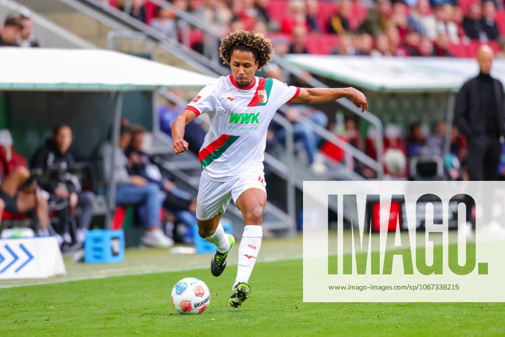 Han-Noah Massengo (4, FC Augsburg) beim Spiel zwischen FC Augsburg v VfL Wolfsburg, Fußball, Herren, Bundesliga, 2025 2026, 6.Spieltag am 04.10.2025 in Augsburg, WWK-Arena. DFL and DFB regulations prohibit any use of photographs as image sequences and or quasi-video. Bayern Deutschland