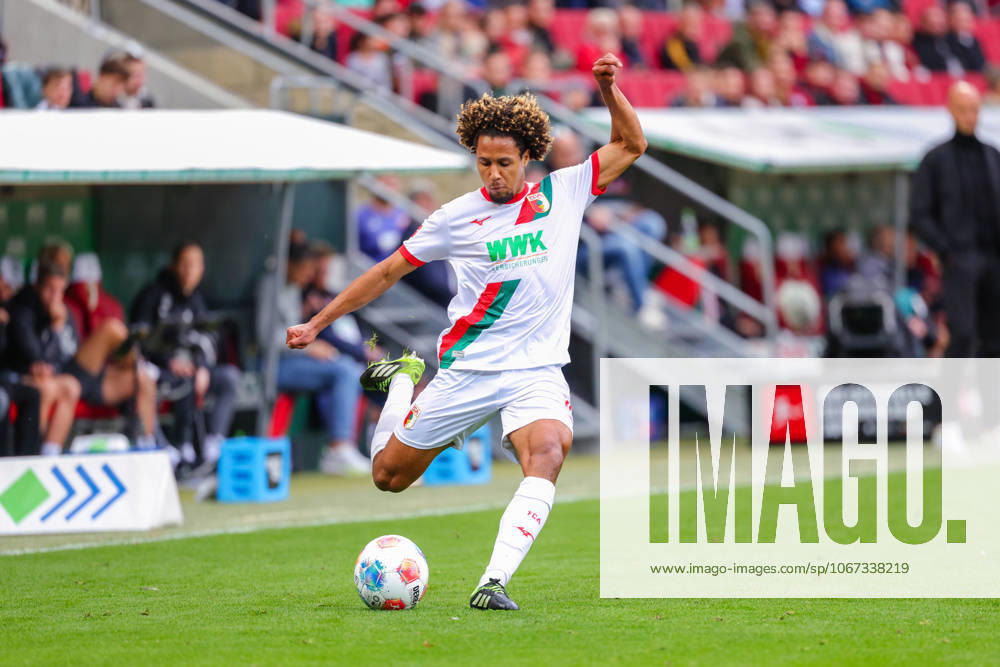Han-Noah Massengo (4, FC Augsburg) beim Spiel zwischen FC Augsburg v VfL Wolfsburg, Fußball, Herren, Bundesliga, 2025 2026, 6.Spieltag am 04.10.2025 in Augsburg, WWK-Arena. DFL and DFB regulations prohibit any use of photographs as image sequences and or quasi-video. Bayern Deutschland