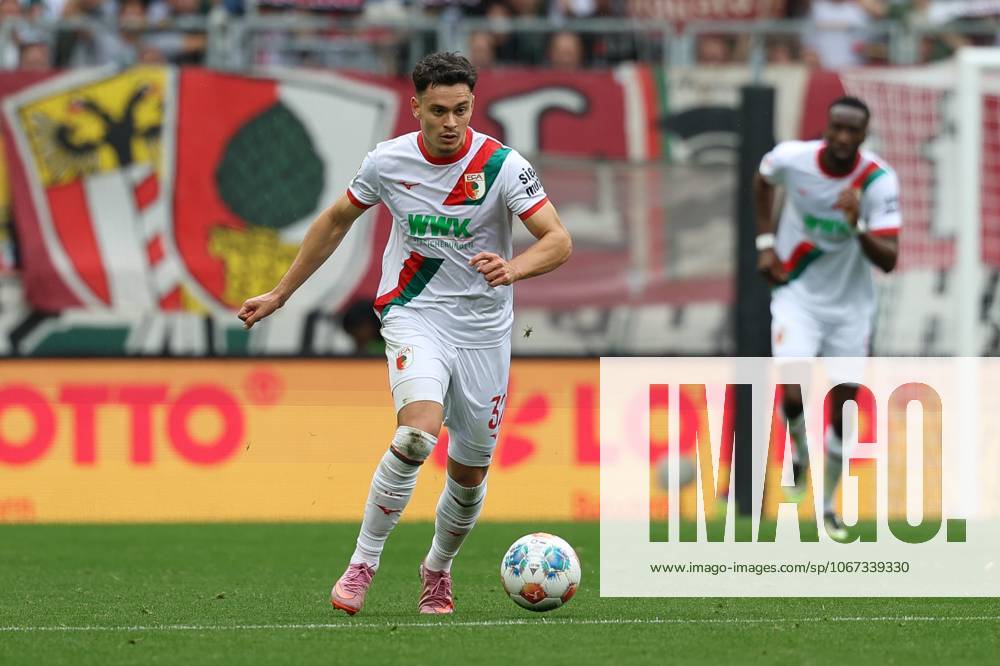 Fabian Rieder 32 (FC Augsburg), FC Augsburg vs. VfL Wolfsburg, Fussball, 1. Bundesliga, 6. Spieltag, 04.10.2025 DFB regulations prohibit any use of photographs as image sequences and or quasi-video Augsburg Bayern Deutschland