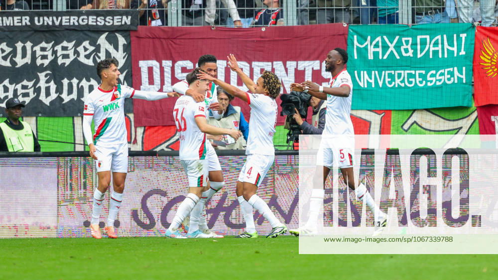 Team (FC Augsburg) Tor zum 2 : 0 beim Spiel zwischen FC Augsburg v VfL Wolfsburg, Fußball, Herren, Bundesliga, 2025 2026, 6.Spieltag am 04.10.2025 in Augsburg, WWK-Arena. DFL and DFB regulations prohibit any use of photographs as image sequences and or quasi-video. Bayern Deutschland