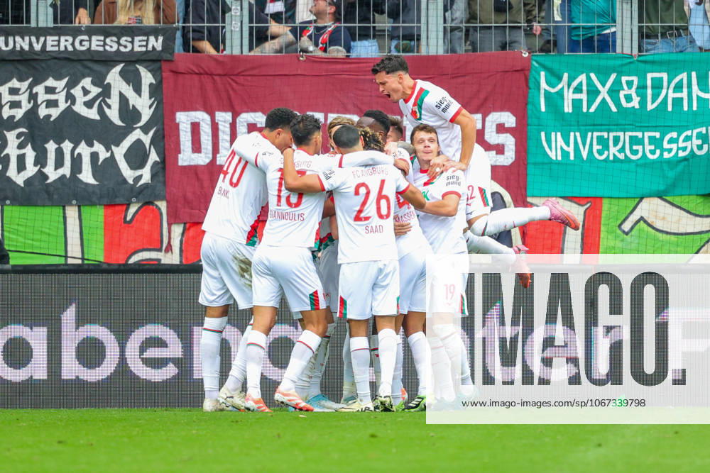 Team (FC Augsburg) Tor zum 2 : 0 beim Spiel zwischen FC Augsburg v VfL Wolfsburg, Fußball, Herren, Bundesliga, 2025 2026, 6.Spieltag am 04.10.2025 in Augsburg, WWK-Arena. DFL and DFB regulations prohibit any use of photographs as image sequences and or quasi-video. Bayern Deutschland