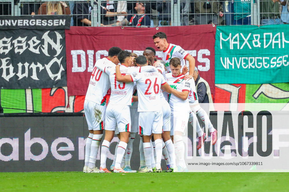 Team (FC Augsburg) Tor zum 2 : 0 beim Spiel zwischen FC Augsburg v VfL Wolfsburg, Fußball, Herren, Bundesliga, 2025 2026, 6.Spieltag am 04.10.2025 in Augsburg, WWK-Arena. DFL and DFB regulations prohibit any use of photographs as image sequences and or quasi-video. Bayern Deutschland