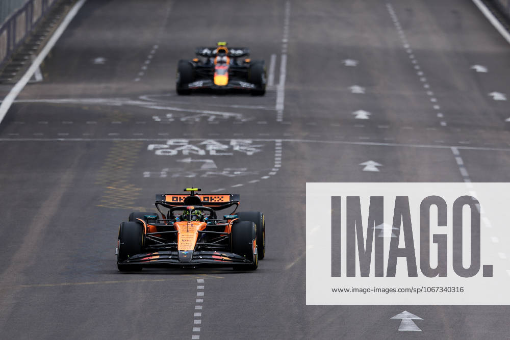 F1 - SINGAPORE GRAND PRIX 2025 04 NORRIS Lando (gbr), McLaren F1 Team MCL39, action during the 2025 Formula 1 Singapore Grand Prix, 18th round of the 2025 FIA Formula One World Championship, WM, Weltmeisterschaft from October 3 to 5, 2025 on the Marina Bay Street Circuit, in Singapore - SingaporeSingapore