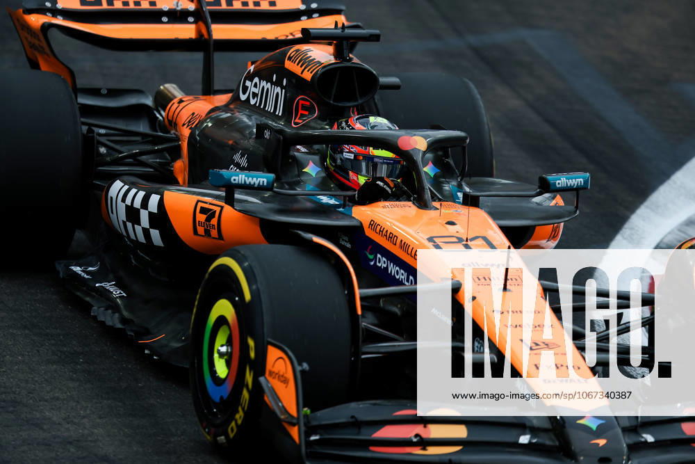 F1 - SINGAPORE GRAND PRIX 2025 81 PIASTRI Oscar (aus), McLaren F1 Team MCL39, action during the 2025 Formula 1 Singapore Grand Prix, 18th round of the 2025 FIA Formula One World Championship, WM, Weltmeisterschaft from October 3 to 5, 2025 on the Marina Bay Street Circuit, in Singapore - SingaporeSingapore